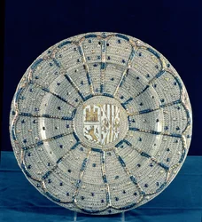 Plat de Manises, portant les armoiries de Ferdinand d